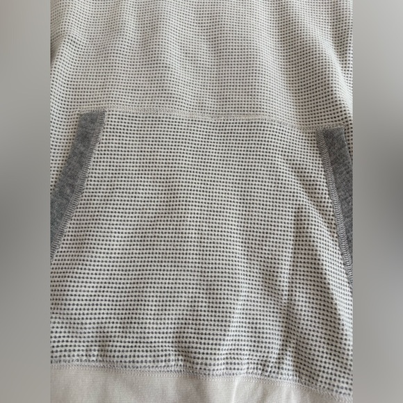 Men’s Light Gray/Cream Lightweight Sweater - Picture 6 of 10